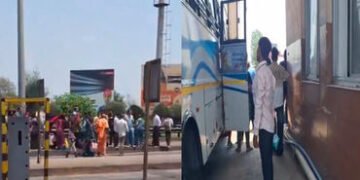 ફાસ્ટટેગમાં ટેકનિકલ ખામીના કારણે રોજ એક બસ ટોલનાકા પર અટકે છે | One bus stops at toll plaza every da…