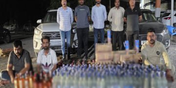 VIDEO | ચૂંટણી પહેલા રાજ્યમાં દારૂની હેરાફેરી વધી: અમરેલીમાં લાખોના વિદેશી દારૂ સાથે 3 આરોપી ઝડપાયા,…