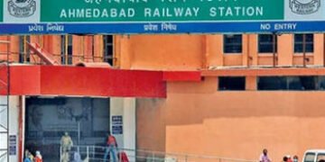 નવસારીના સોની ટ્રેનમાં સૂતા રહ્યા અને બેગમાંથી રૃા.૧.૯૦ લાખના દાગીના ચોરાયા | Ekkewe pisek mi auchea…