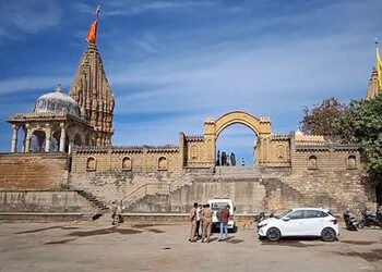 સુપેડીનાં પ્રાચીન મુરલી મનોહર મંદિરના મહંત-સેવક સામે રોષઃ ગામ સજ્જડ બંધ | Mahant Servant of the anci…