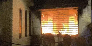 મોબાઈલ બ્લાસ્ટ કે AC શોર્ટ સર્કિટ? લીંબડીમાં મકાનમાં આગ લાગતા પતિ-પત્નીના મોતથી અરેરાટી | Limbdi Fir…