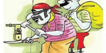 પરિવારજનો ધાબે સૂતા હતા,માળિયામાં ડબ્બામાંથી રૃ.૧.૬૪ લાખની મતા ચોરાઇ | 1 64 lakhs ra solani kapachel…