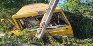 ચલાલા પાસે સ્કૂલ બસ બેકાબૂ બની રોડ નીચે સરકી, 10 વિદ્યાર્થી ઘાયલ | School bus skids off road near Ch…