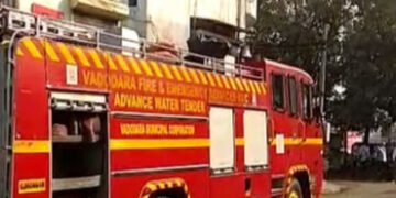 સુભાનપુરાના વિમળનાથ કોમ્પ્લેક્સનો બીજા માળનો દાદર તૂટતાં રહીશોનું રેસ્ક્યૂઃએપાર્ટમેન્ટ ખાલી કરાવ્યું…