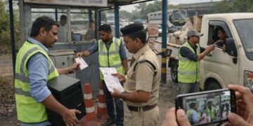 સુરતમાં નકલી ટોલનાકું! નેશનલ હાઈવેને બાયપાસ કરતાં રોડ પર લૂંટ ચલાવતી હતી ટોળકી, પોલીસ તપાસ તેજ | Fak…