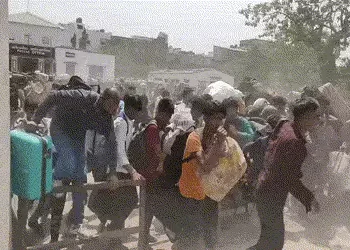 ઉધના રેલવે સ્ટેશન પર ભાગદોડ: 24 કલાકની કતારથી કંટાળી બાઉન્ડ્રી કૂદ્યા લોકો, પોલીસનો લાઠીચાર્જ | Sura…