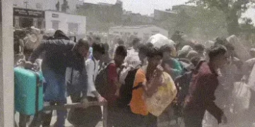 ઉધના રેલવે સ્ટેશન પર ભાગદોડ: 24 કલાકની કતારથી કંટાળી બાઉન્ડ્રી કૂદ્યા લોકો, પોલીસનો લાઠીચાર્જ | Sura…