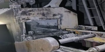 પોર GIDCની ફાઇબર કંપનીમાં આગ, ગેસ સિલિન્ડરનો જથ્થો શિફ્ટ કરી દુર્ઘટના ટાળી | Fire breaks out at Por …