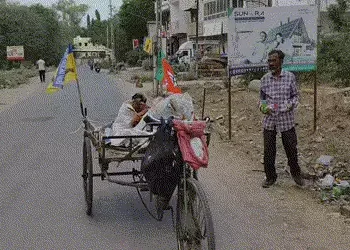 નર્મદા: કચરો વીણતા શ્રમિકની અનોખી દેશભક્તિ, સાઈકલ લારી પર ત્રણેય પક્ષના ઝંડા લગાવી ફેલાવી રહ્યો છે મ…