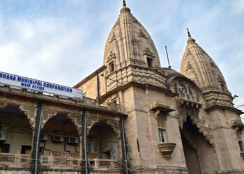 વડોદરામાં જાહેર રોડ પર ગંદકી ફેલાવનારા સામે કોર્પોરેશન આકરા પાણીએ : પાણીગેટ રોડ પર સ્ટોરને સીલ માર્ય…