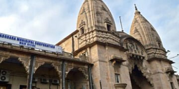 વડોદરામાં જાહેર રોડ પર ગંદકી ફેલાવનારા સામે કોર્પોરેશન આકરા પાણીએ : પાણીગેટ રોડ પર સ્ટોરને સીલ માર્ય…