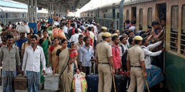 ‘મત નહીં આપો તો મતદાર યાદીમાં નામ રદ થશે’, આ અફવાના કારણે બંગાળના લાખો શ્રમિકોની ઘરવાપસી | West Beng…