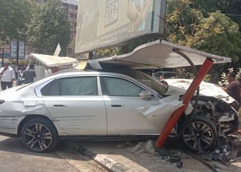 અમદાવાદ: નિકોલમાં બેફામ BMW ચાલકે AMTS બસ સ્ટેન્ડને મારી ટક્કર અને રિક્ષાને ફંગોળી | ahmedabad nikol…