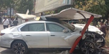 અમદાવાદ: નિકોલમાં બેફામ BMW ચાલકે AMTS બસ સ્ટેન્ડને મારી ટક્કર અને રિક્ષાને ફંગોળી | ahmedabad nikol…