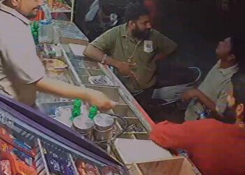 અમરેલીના બિનાકા ચોકમાં બાઈક ધીમું ચલાવવાનું કહેતા યુવક પર છરીથી હુમલો, ત્રણ શખસો સામે ફરિયાદ | Amrel…