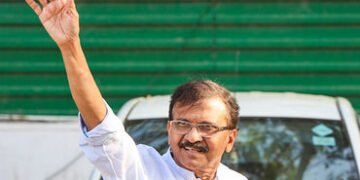 સુરતમાં પરપ્રાંતીયોના પલાયન મુદ્દે સંજય રાઉત આક્રમક, કહ્યું- ‘ગુજરાતમાં બધુ બરાબર કેમ નથી?…’ | san…