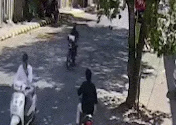 રાજકોટમાં હિટ એન્ડ રનની ઘટના: એરપોર્ટ ફાટક પાસે કારચાલકે ચારને કચડ્યા, બેના મોત | Rajkot Hit and Run…