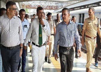 વડોદરા રેલવે સ્ટેશન પર મુસાફરોનો ભારે ધસારો