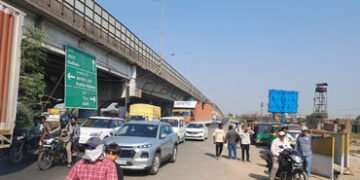 ગોલ્ડનચોકડી ખાતે વરસાદી કાંસની કામગીરી હાથ ધરાતાવાહનચાલકો અટવાયા