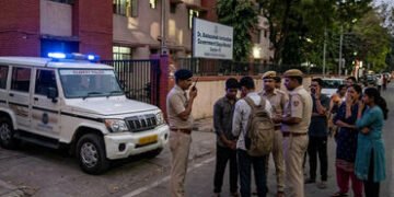 ગાંધીનગરમાં અભ્યાસ કરતા આશાસ્પદ વિદ્યાર્થીનો આપઘાત, સેક્ટર-15ની હોસ્ટેલમાં ફાંસો ખાઈને જીવન ટૂંકાવ્ય…