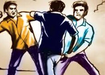 ફતંગંજમાં રાતે કારમાં રોંગસાઇડ આવેલા હુમલાખોરો યુવક પર તૂટી પડયા | three accuse came in car assault …