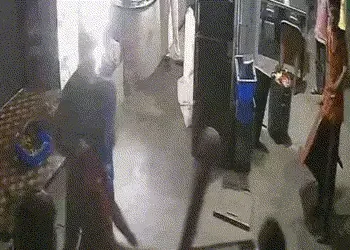 અમદાવાદ: બાપુનગરમાં યુવકે દાદાગીરીનો વિરોધ કર્યો તો ચાની કીટલી પર આંતરી હિચકારો હુમલો, CCTVમાં દ્રશ્…