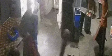 અમદાવાદ: બાપુનગરમાં યુવકે દાદાગીરીનો વિરોધ કર્યો તો ચાની કીટલી પર આંતરી હિચકારો હુમલો, CCTVમાં દ્રશ્…