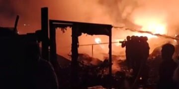 વાઘોડિયા ચોકડી પર કેમિકલ વેસ્ટના ગોડાઉનમાં ભીષણ આગ,આગનું વિકરાળ રૃપ જોઇ વાહન ચાલકોમાં ગભરાટ | massiv…