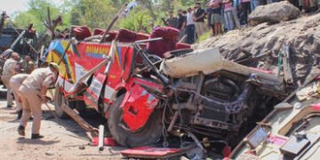 જમ્મુ-કાશ્મીરમાં બસ પર્વત પરથી નીચે પડતાં 21નાં મોત, 29 ઘાયલ | 21 killed 29 injured as bus falls off…