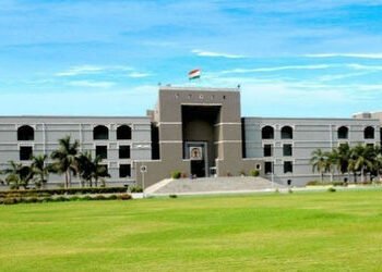 ઘરથી ઓફિસ સુધીનો રસ્તો પણ હવે ‘ઓન ડ્યુટી’ ગણાશે: અકસ્માતમાં મોત મામલે ગુજરાત હાઈકોર્ટનો ઐતિહાસિક ચુક…