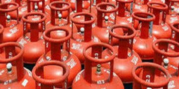 જામનગરના બેડેશ્વર વિસ્તારમાં ગેરકાયદેસર ગેસ રીફિલિંગનું કારસ્તાન ઝડપાયું : એસ.ઓ.જી શાખાની ટુકડીએ શખ્…