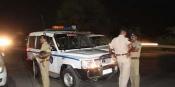 દુમાડ બ્રિજ પાસે મુખ્યમંત્રીના કાફલા પહેલાં પસાર થનાર બાઇક સવારને અટકાવતાં ઝપાઝપી કરી | Three family…