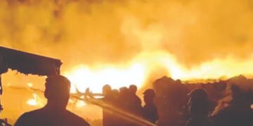 વડોદરા અને આસપાસના જિલ્લાના ખુલ્લા ગોડાઉનો જોખમી બન્યા,ફાયર સેફ્ટીનું કોઇ ચેકિંગ નહિ | Open godowns …