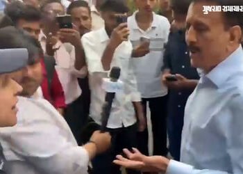 VIDEO: ટ્રાફિક જામ થતાં રોડ વચ્ચે મહિલાએ મંત્રીજીનો ઉધડો લીધો, કહ્યું,-‘અહીંથી ચાલતી પકડો’ | viral v…