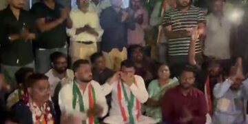 અમદાવાદના બાપુનગરમાં ચૂંટણી અધિકારી વિના જ બેલેટ પર સિક્કા માર્યાનો આરોપ, કોંગ્રેસના ધરણાં | ahmedab…