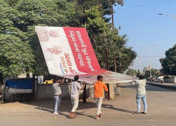 વડોદરામાં આચાર સંહિતાનો ભંગ : 100થી વધુ હોર્ડિંગ્સ, બેનરો ઉતારી લેવાયા, દિવાલ પત્રો પર કાળો કૂચડો ફે…