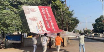 વડોદરામાં આચાર સંહિતાનો ભંગ : 100થી વધુ હોર્ડિંગ્સ, બેનરો ઉતારી લેવાયા, દિવાલ પત્રો પર કાળો કૂચડો ફે…