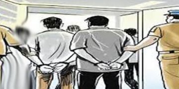 ઇતરીયા ગામે જુગાર રમતા 2 શખ્સ પકડાયા 3 ફરાર | 2 people caught gambling in Itaria village 3 abscondin…