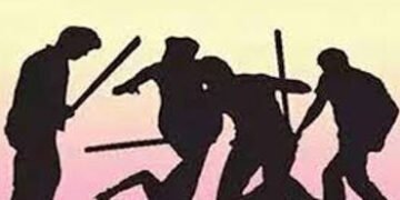 પોલીસમાં મારી બાતમી કેમ આપી હતી કહી લાકડીથી મારતા યુવક લોહી લુહાણ | Ewe anuon a wichiwich ren ira ch…