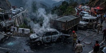 ઉત્તર પ્રદેશ: મિર્ઝાપુરમાં ટ્રકની બ્રેક ફેઈલ થતાં દર્દનાક અકસ્માત, બે કાર આગની ઝપેટમાં, 11ના મોત | u…