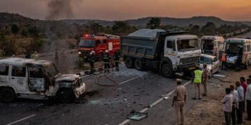 ખુશી માતમમાં ફેરવાઈ! મુંડન વિધિ બાદ ઘરે પરત ફરતા પરિવાર પર ટ્રકનો કહેર, 11ના મોતથી અરેરાટી | Mirzapu…