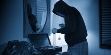 વડોદરાના આટલાદરા રોડ પર વેપારીના ઘરમાંથી રોકડા 90,000 ની ચોરી | Cash worth Rs 90 000 stolen from bus…