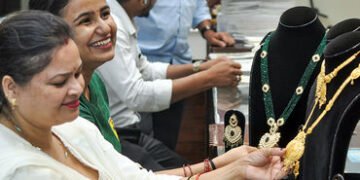 સોના-ચાંદીમાં મોટો કડાકો! એકઝાટકે 6000 રૂપિયા સસ્તું થયું ચાંદી, સોનું પણ ગગડ્યું! | gold silver pri…