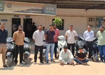 અમદાવાદ: નિકોલમાં હોન્ડાના ગોડાઉનમાંથી 31 એક્ટિવા ચોરીનો ભેદ ઉકેલાયો, પોલીસે આરોપીઓને ઝડપી પાડ્યા | …