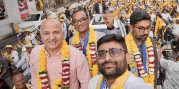 સુરત: ” ગુજરાતમાં 30 વર્ષથી આંગડિયા નેટવર્ક કોના ઈશારે ચાલે છે?” મનીષ સિસોદિયાએ પોલિટિકલ ફંડિંગ મુદ્…