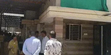 VIDEO | અમદાવાદ: ઘરમાં જ બનતું હતું નકલી ઘી! 400 કિલો જથ્થો જપ્ત કરી AMCએ કૌભાંડનો કર્યો પર્દાફાશ | …