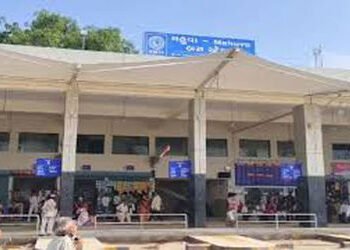 મહુવા એસ.ટી. ડેપોના એક્સપ્રેસ રૃટમાં મીની લાયબ્રેરીની સુવિધા અપાઈ | Mini library facility provided o…