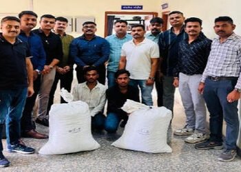ઓરીસ્સાથી ૧૭ લાખનો ગાંજો લઇને આવી રહેલા બે યુવકો ઝડપાયા | ahmedabad railway police seized 34 kg ganj…