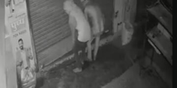 બાજવાના ગાંધીરાેડ પર પાંચ દુકાનના તાળાં તૂટ્યા | theft in five shops at bajwa