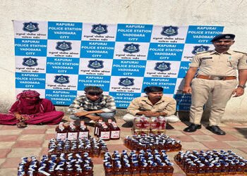 એસ.ટી. બસમાં દારૂની હેરાફેરી કરતા ત્રણ ઝડપાયા | Three arrested for smuggling liquor in ST bus